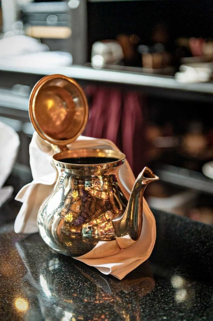 Zilveren theepot in Hotel des Indes