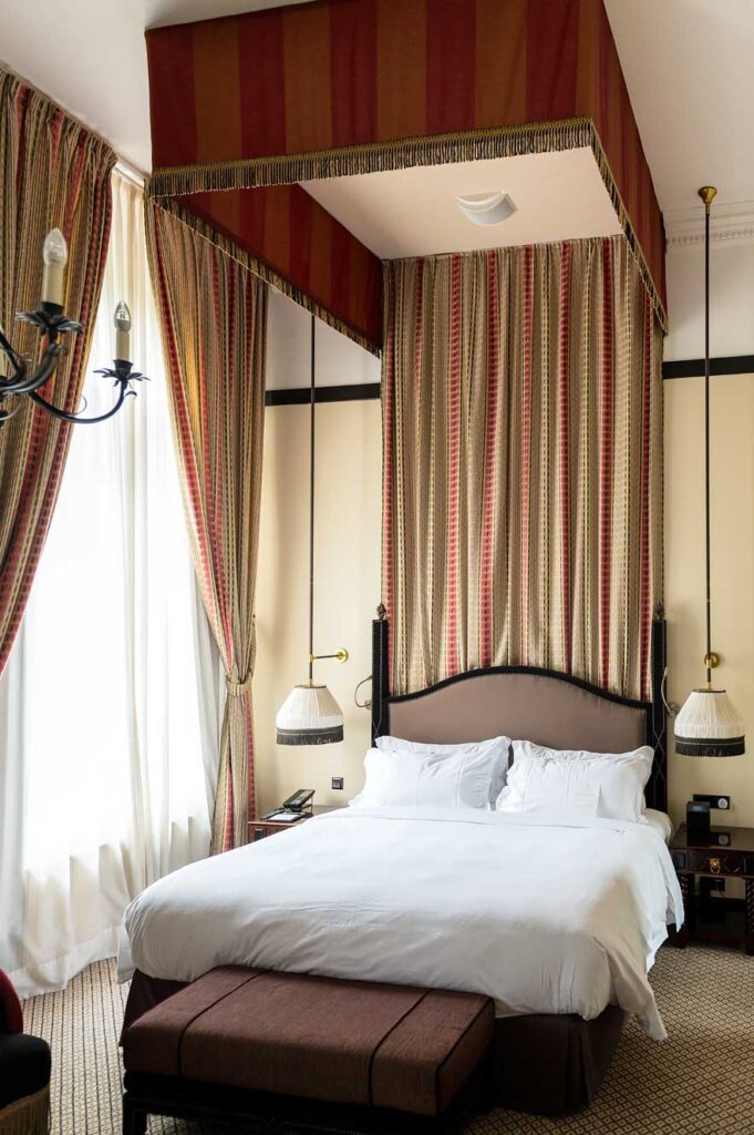 Hemelbed in Hotel des Indes DeLuxe kamer in Den Haag
