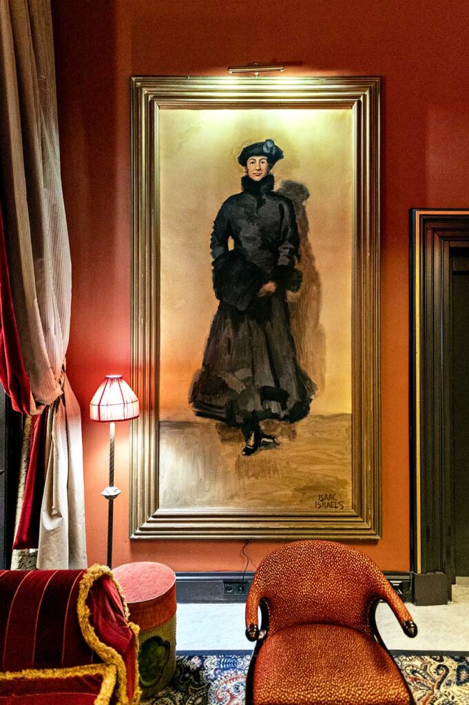 Schilderij door Isaac Israels van Mata Hari in Hotel des Indes in Den Haag