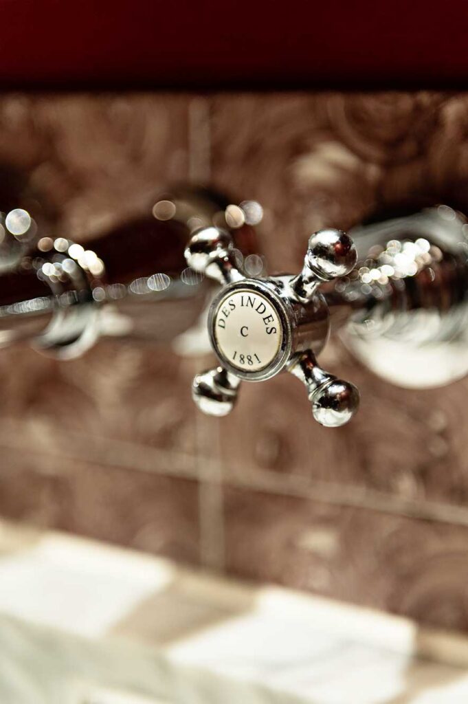 Badkamer in Hotel des Indes in Den Haag