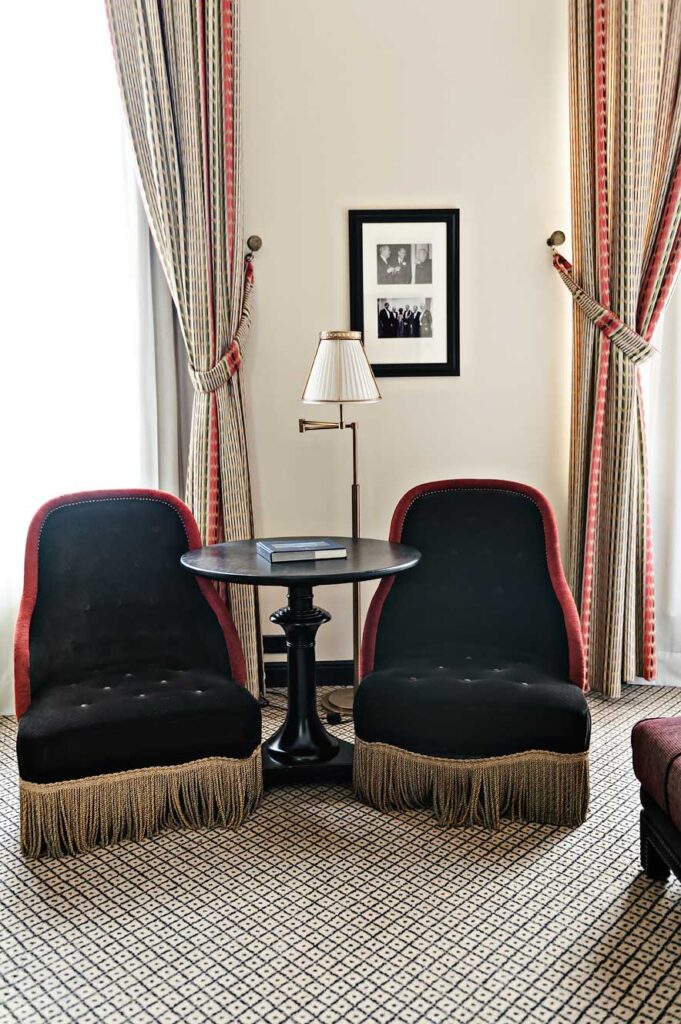 Chique stoelen in Hotel des Indes in Den Haag