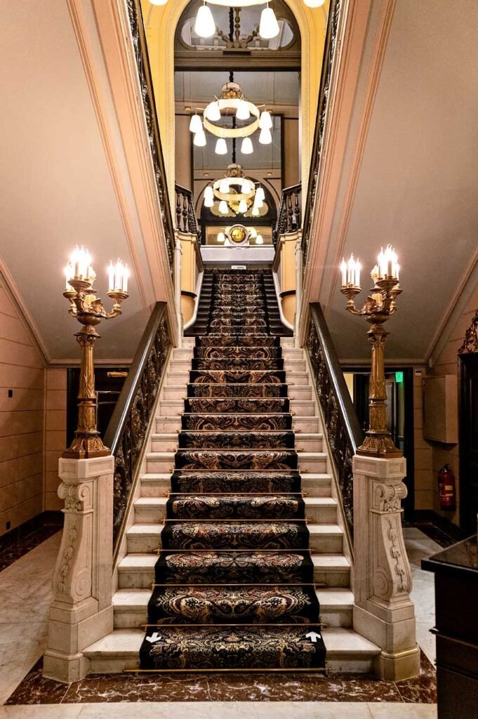 Marmeren trap in Hotel des Indes in Den Haag