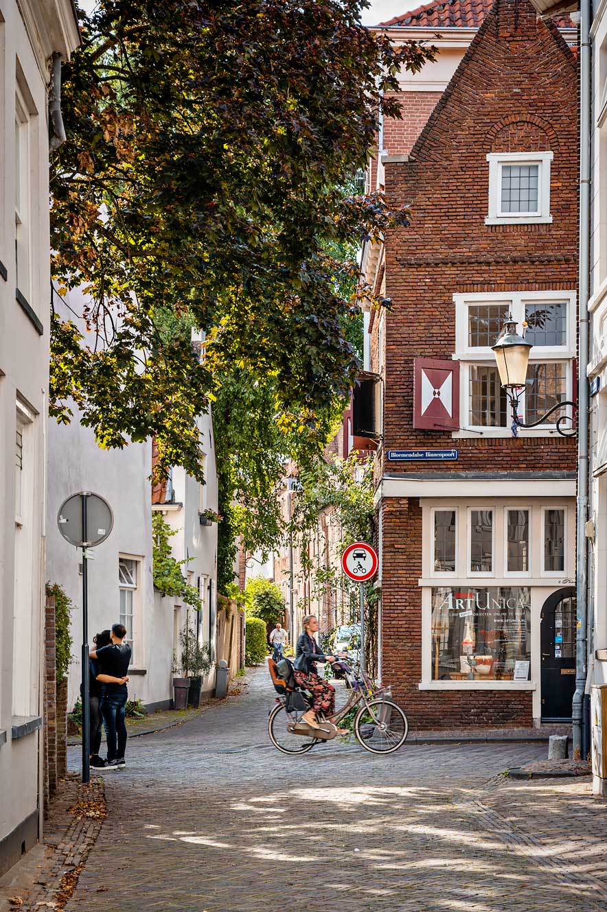Vrouw die fietst in Amersfoort
