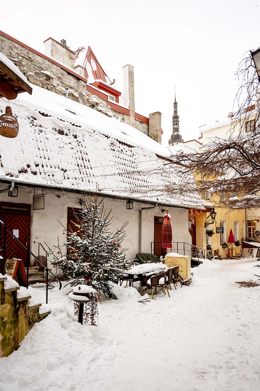 Masters' Courtyard in Tallinn in de sneeuw