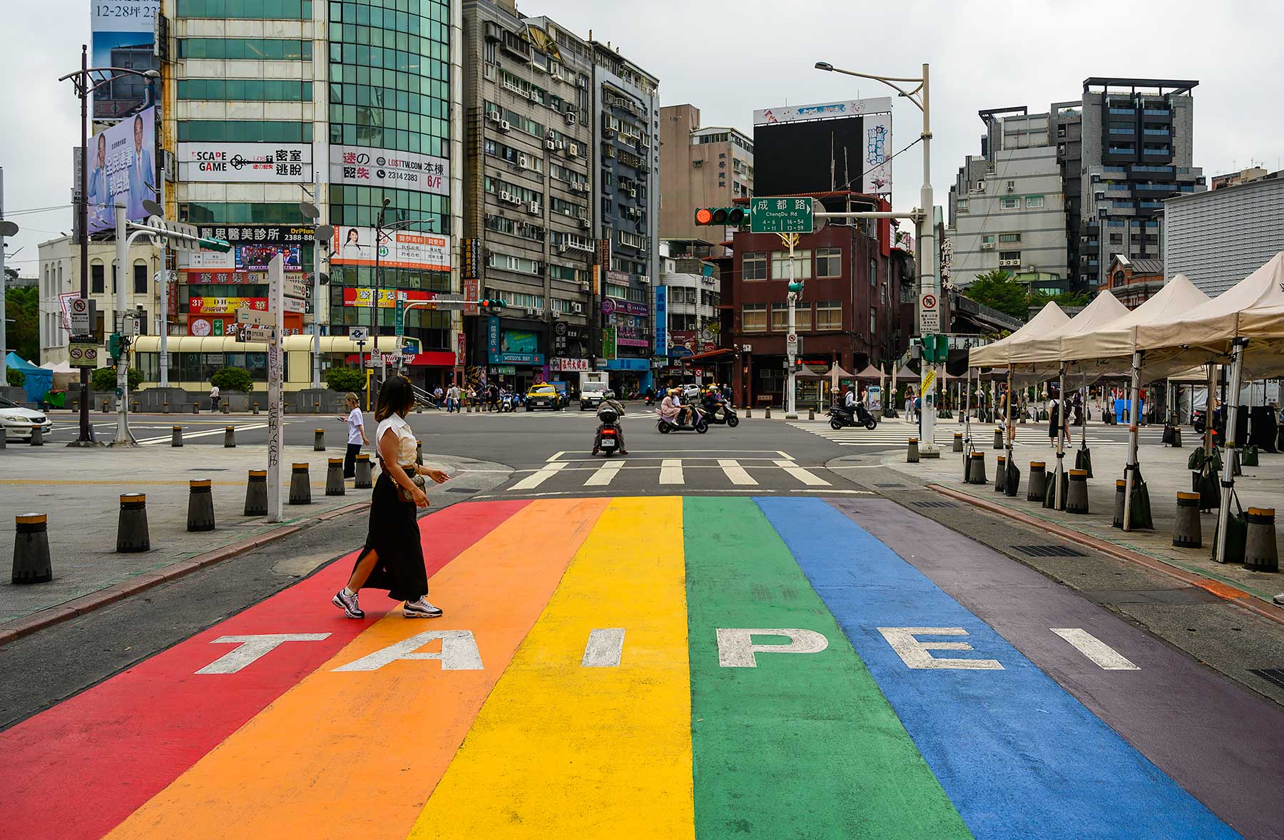 Regenboog zebrapad in Ximending met letters Taipei
