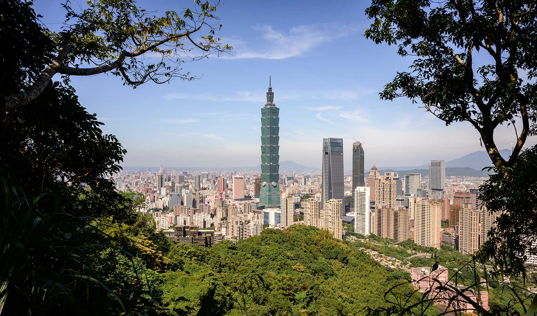 Wandel over het Elephant Mountain pad in Taipei. Dit is een van de leukste dingen om te doen als je Taipei voor het eerst bezoekt. Het biedt ook het beste uitzicht op Taipei 101
