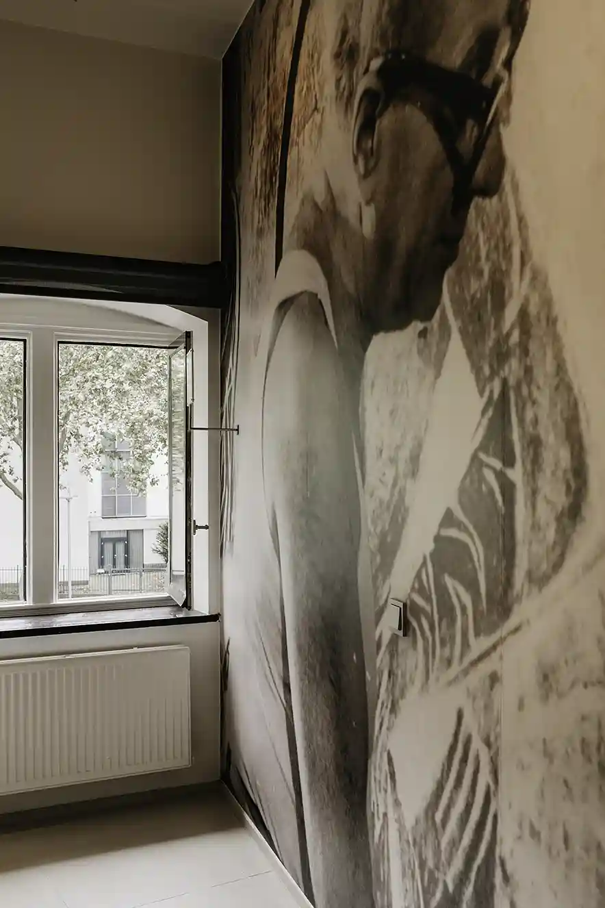 Limburgse kunstenaar Charles Eijck op fotobehang in de Signature Room van het Kruisherenhotel Maastricht.