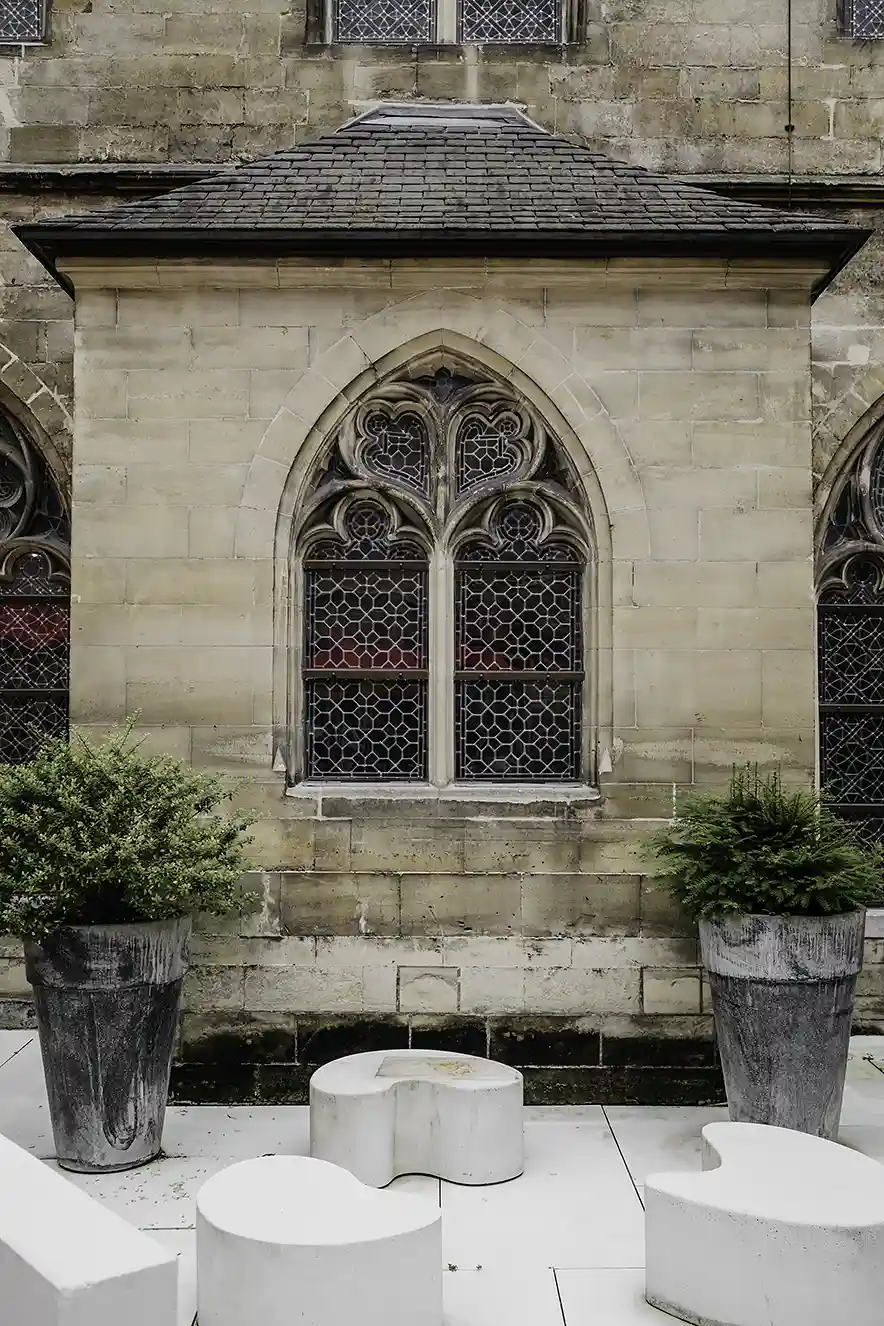 Muur en raam van het klooster gezien vanaf de binnenplaats in het Kruisherenhotel Maastricht