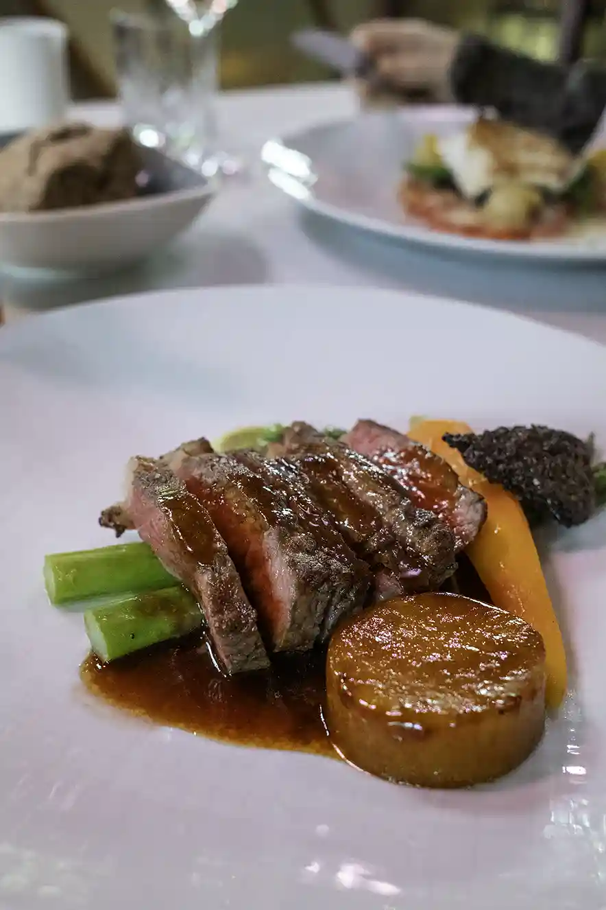 Diner bij restaurant Spencer's in het Kruisherenhotel Maastricht. Hoofdgerecht runderlende met asperges en madeira saus