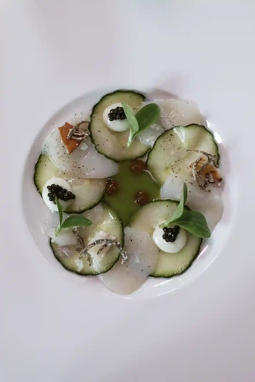 Diner in Spencer's restaurant in het 5-sterren Kruisherenhotel Maastricht. Voorgerecht van gemarineerde coquille met gepocheerde kreeft.