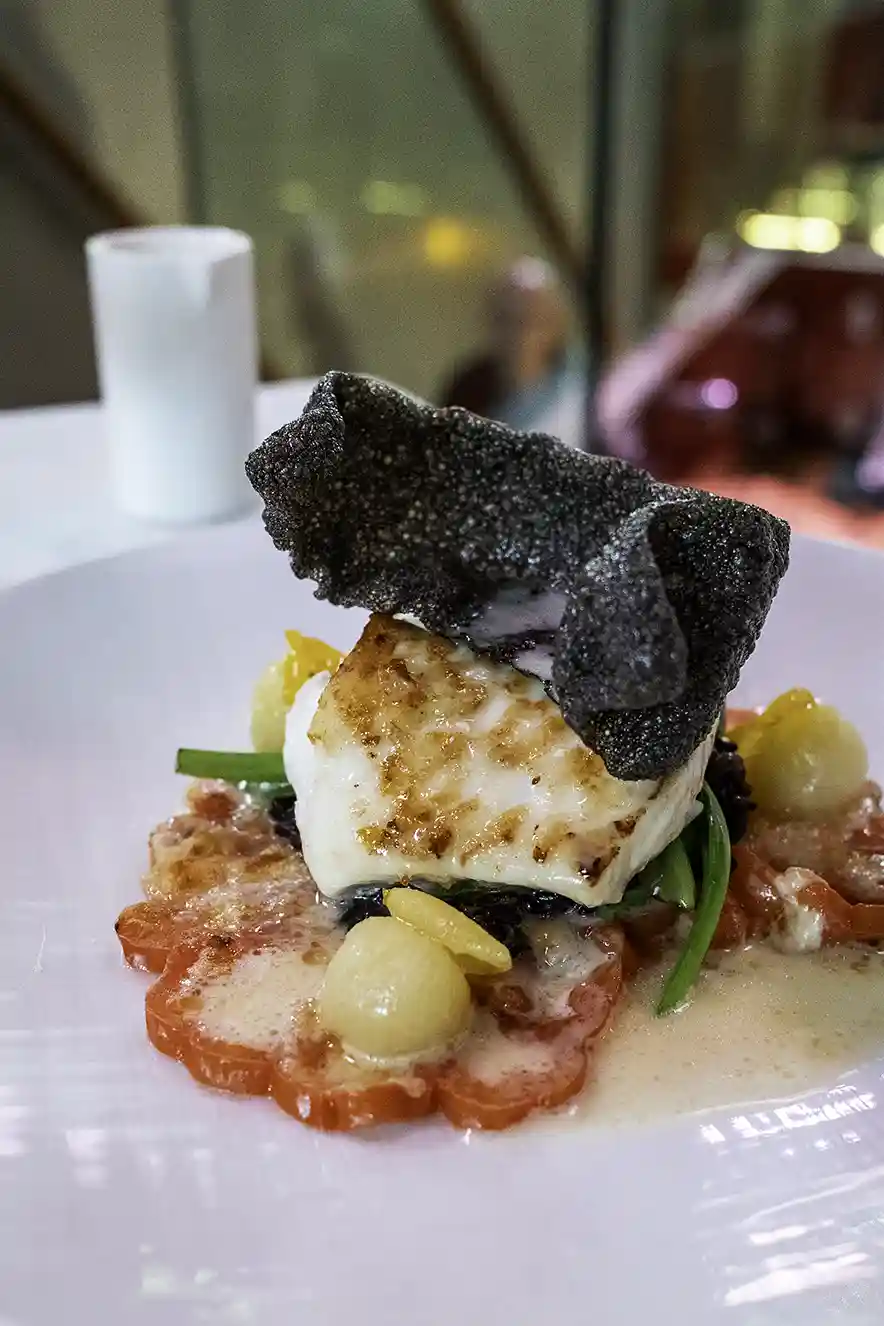 Diner in Spencer's restaurant in het 5-sterren Kruisherenhotel Maastricht. Hoofdgerecht van Noordzee griet met gegratineerde coeur de boeuf tomaat