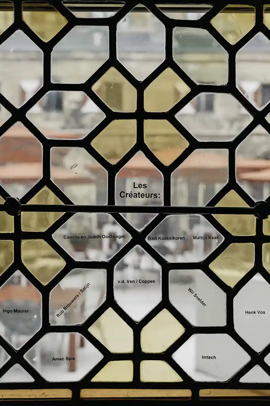 Glas-in-lood raam met de namen van de mensen die betrokken waren bij de totstandkoming van het Kruisherenhotel Maastricht