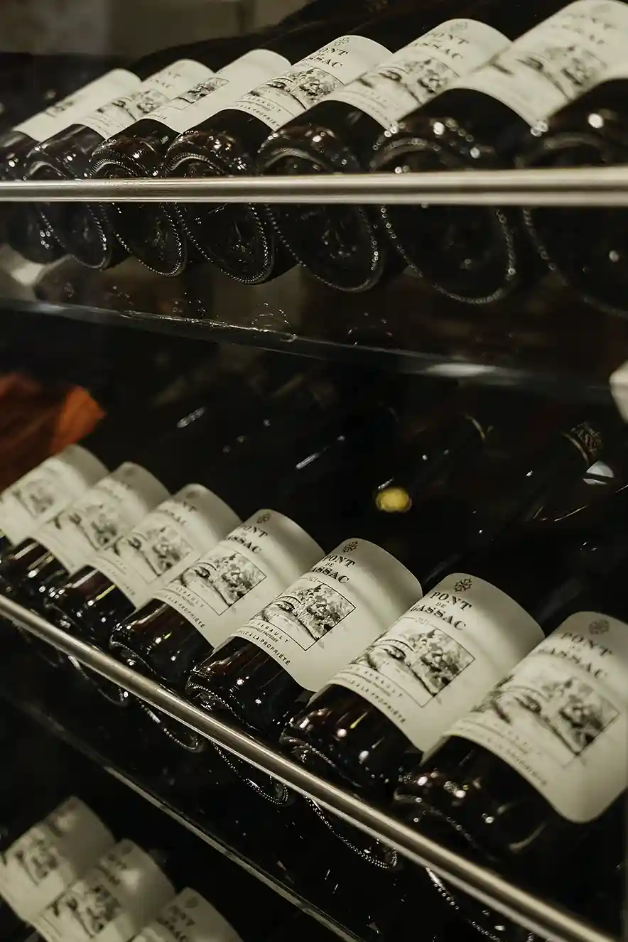 Wijnflessen in de glazen wijnkelder van Spencer's Bar in het Kruisherenhotel Maastricht