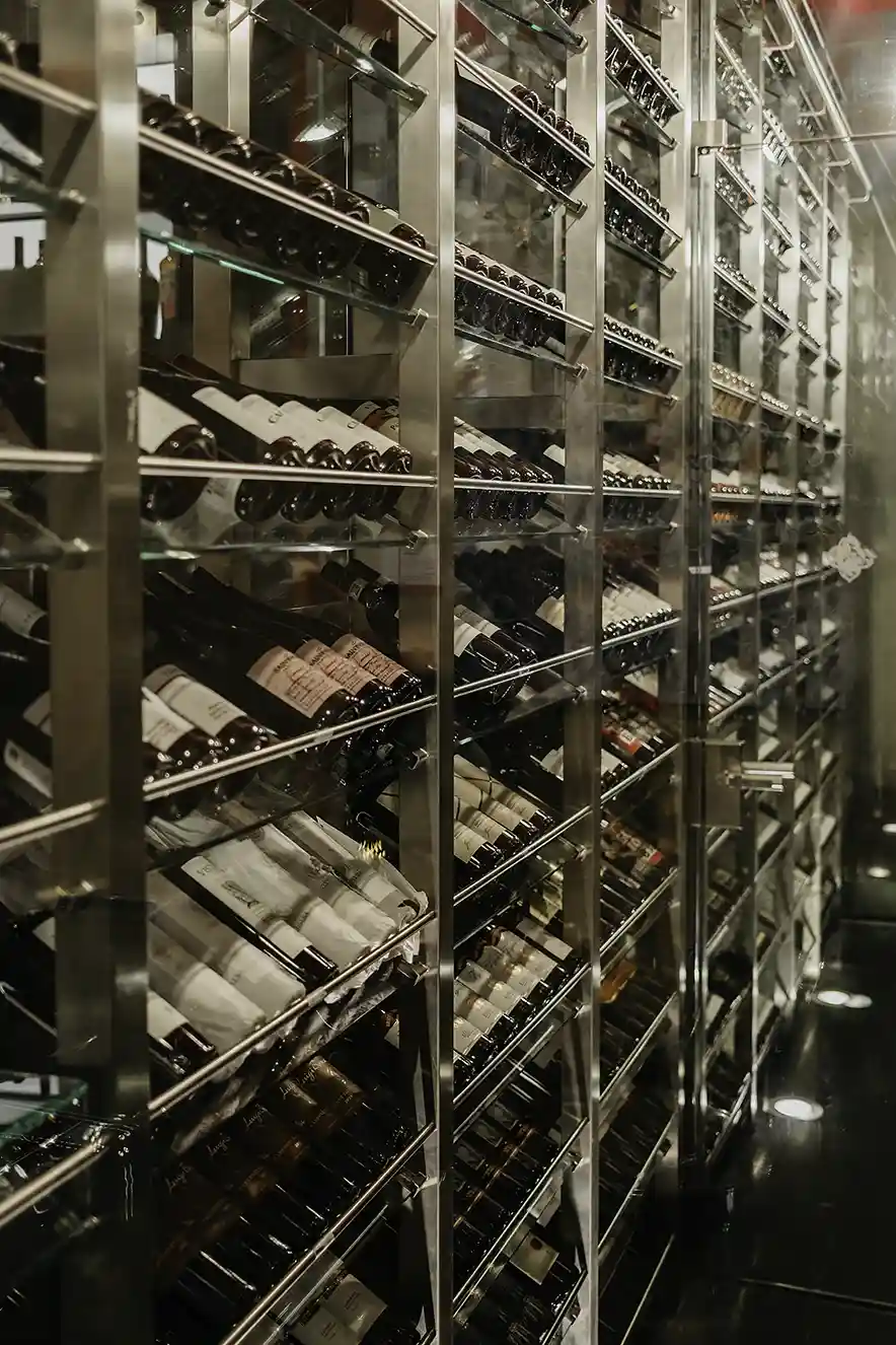 Glazen wijnkelder in Spencer's Bar in het Kruisherenhotel Maastricht