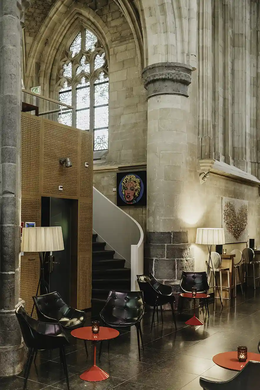 Review van een verblijf in het 5 sterren Kruisherenhotel in Maastricht. Zithoeken in de gotische kerk.