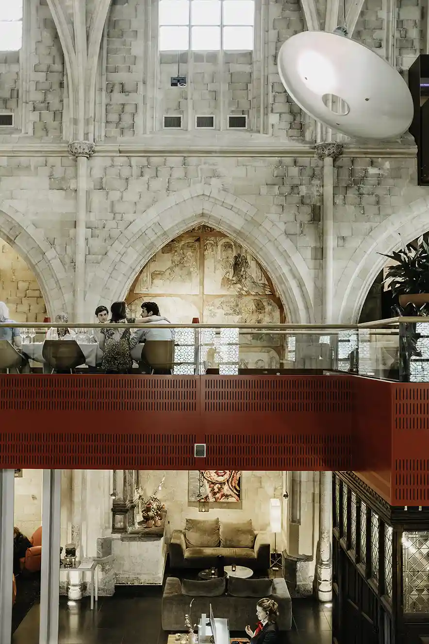 Spencer's restaurant op de tussenverdieping in de gotische kerk die nu een luxe designhotel is in Maastricht