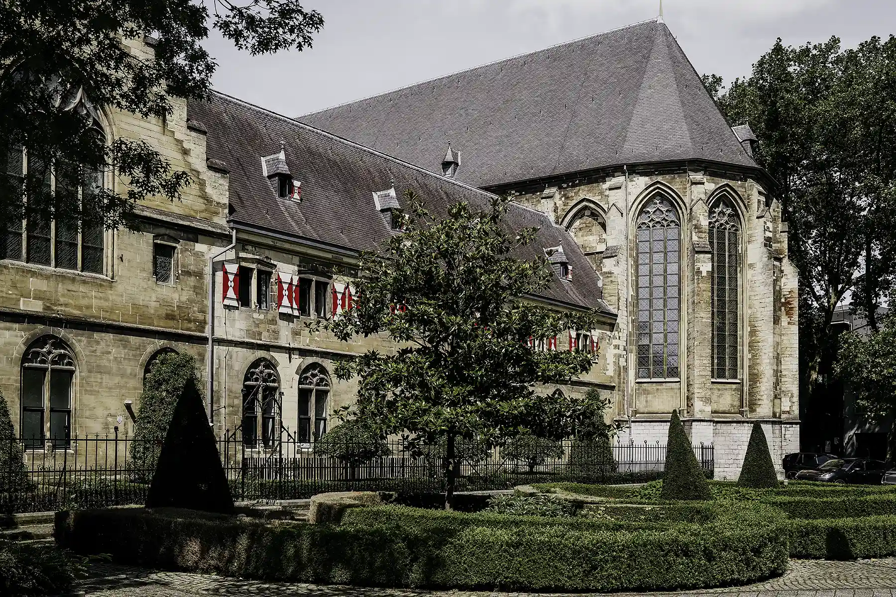 Buitenkant van het Kruisherenhotel Maastricht - een voormalig klooster en gotische kerk omgetoverd tot een luxe designhotel door de Oostwegel Collection