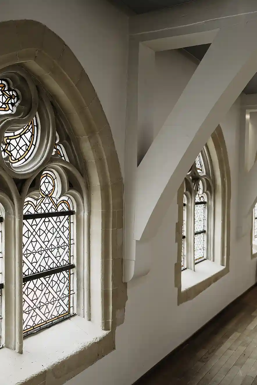 Glas-in-lood ramen in de gang van het Kruisherenhotel Maastricht, een voormalig klooster in Nederland