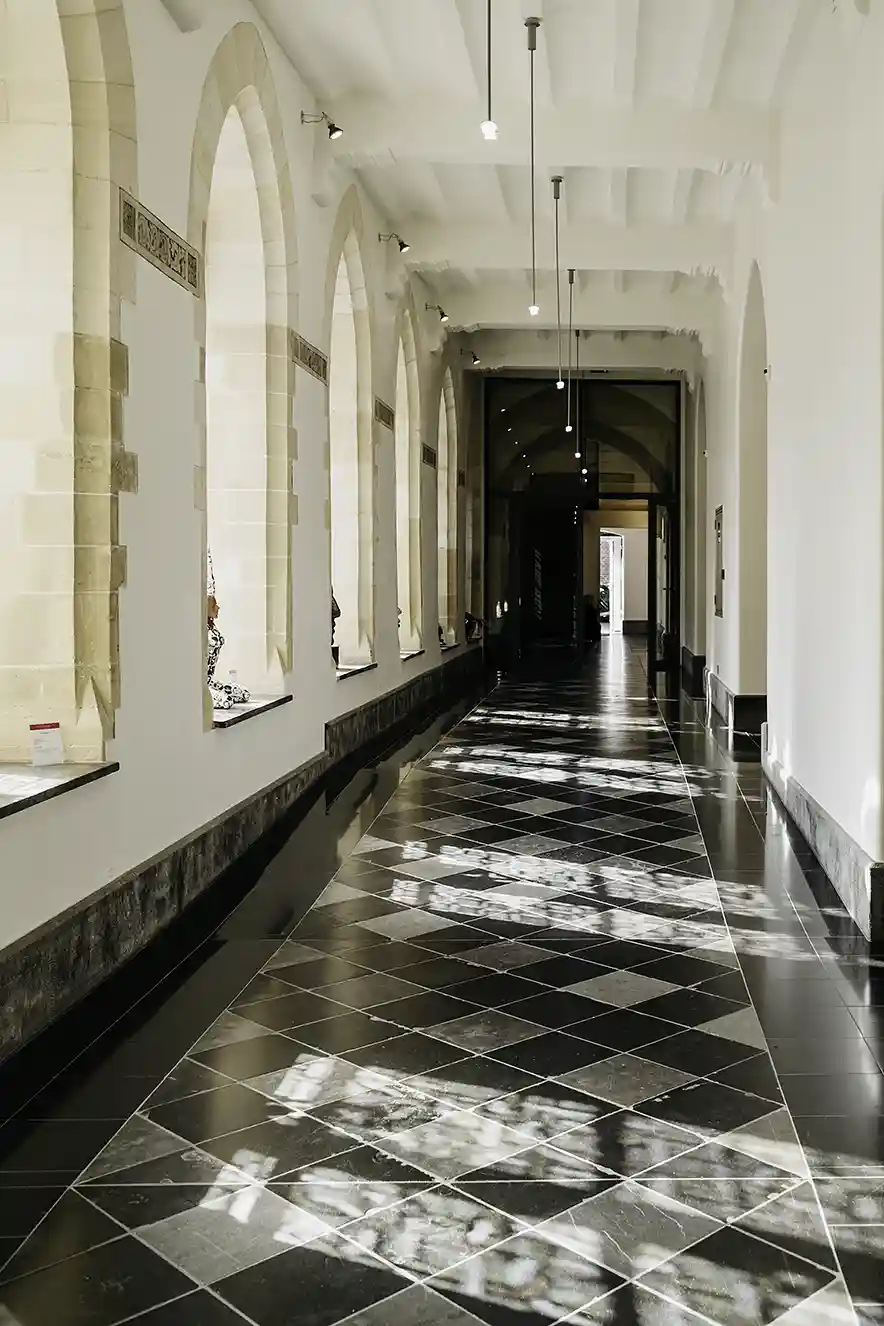 Licht door de ramen van het voormalige klooster dat nu het luxe designhotel Kruisherenhotel Maastricht is