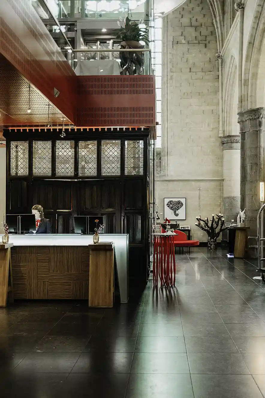Hotelreceptie in het centrum van de gotische kerk die nu het Kruisherenhotel Maastricht is