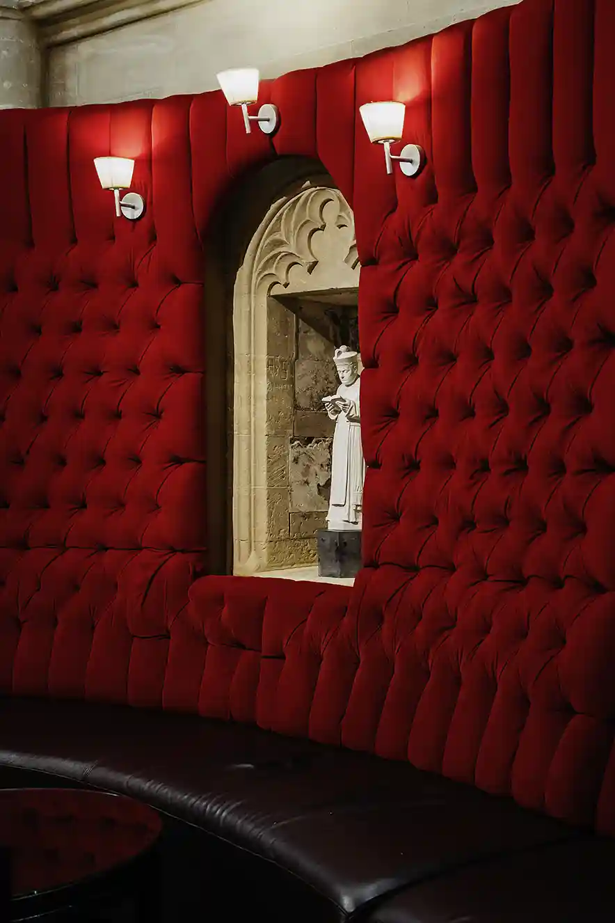 Spencer's Bar in het Kruisherenhotel Maastricht met rode banken