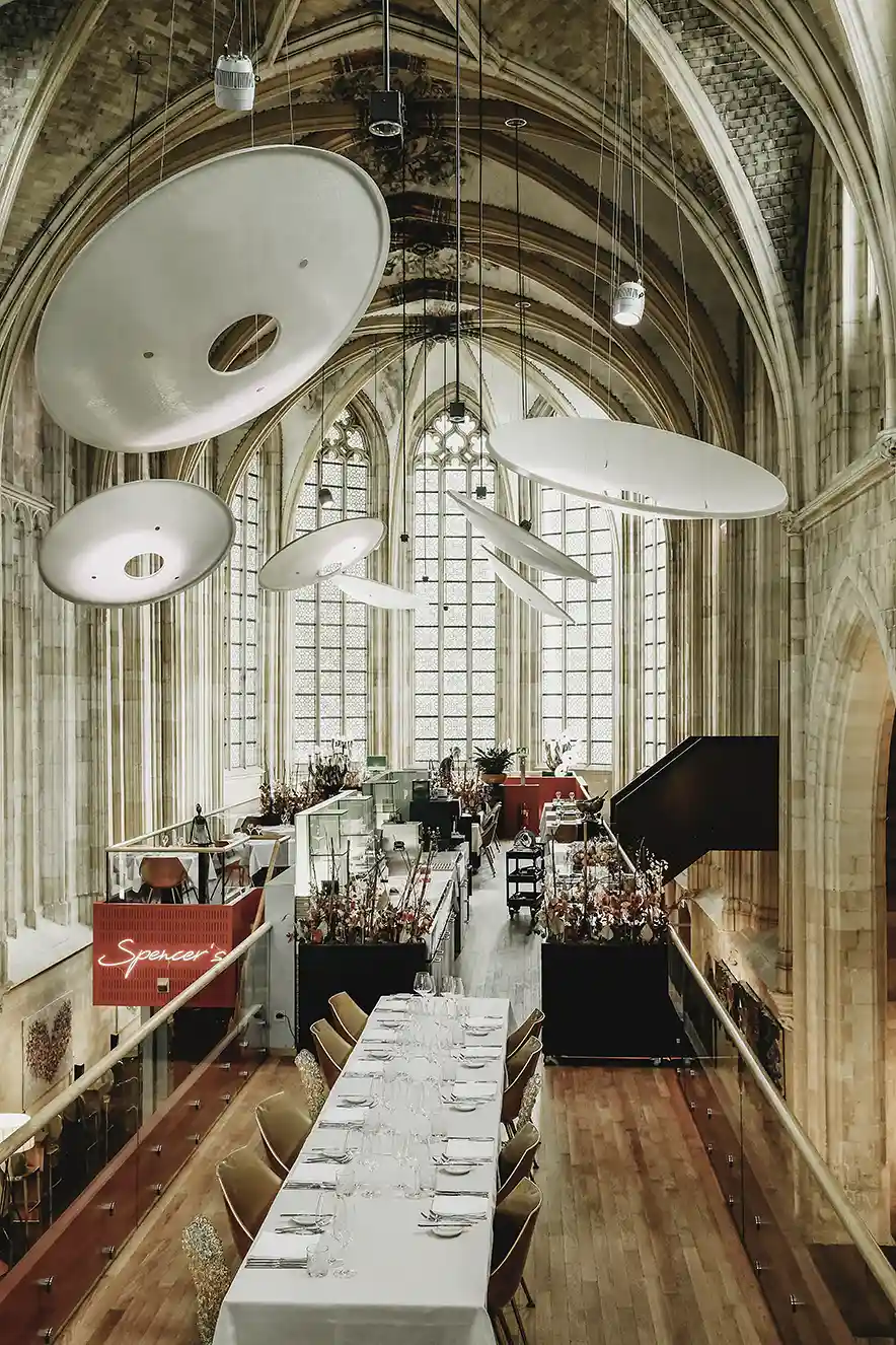 Kruisherenhotel Maastricht review: logeren in een voormalig klooster en gotische kerk omgetoverd tot een luxe designhotel. Uitzicht op Spencer's restaurant in de gotische kerk.
