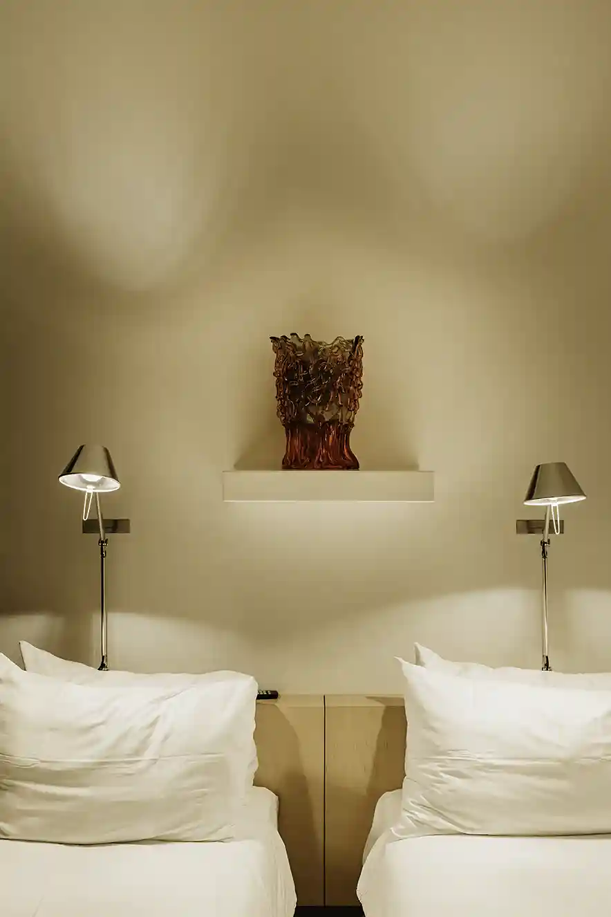 Twee aparte bedden in de Signature Room in het Kruisherenhotel Maastricht, Nederland. Met auping bedden.