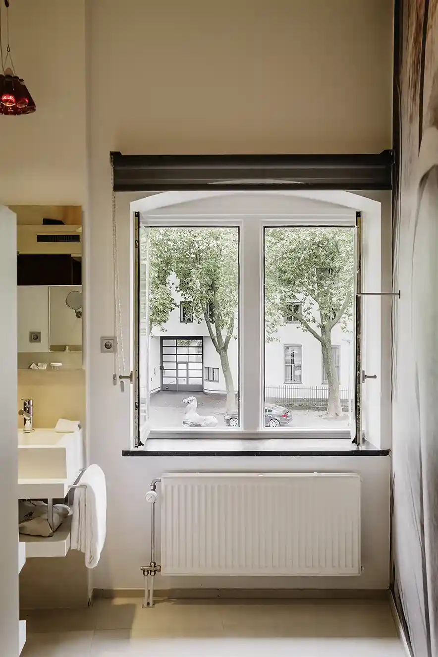 Raam en badkamer in een signature room in het Kruisherenhotel Maastricht.