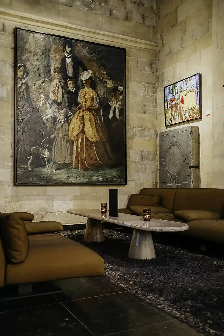 Zithoeken in de lobby van het Kruisherenhotel met moderne en oude kunst aan de muur