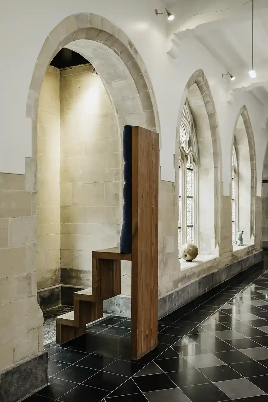 Houten troon om binnen te kijken op de binnenplaats van het Kruisherenhotel Maastricht