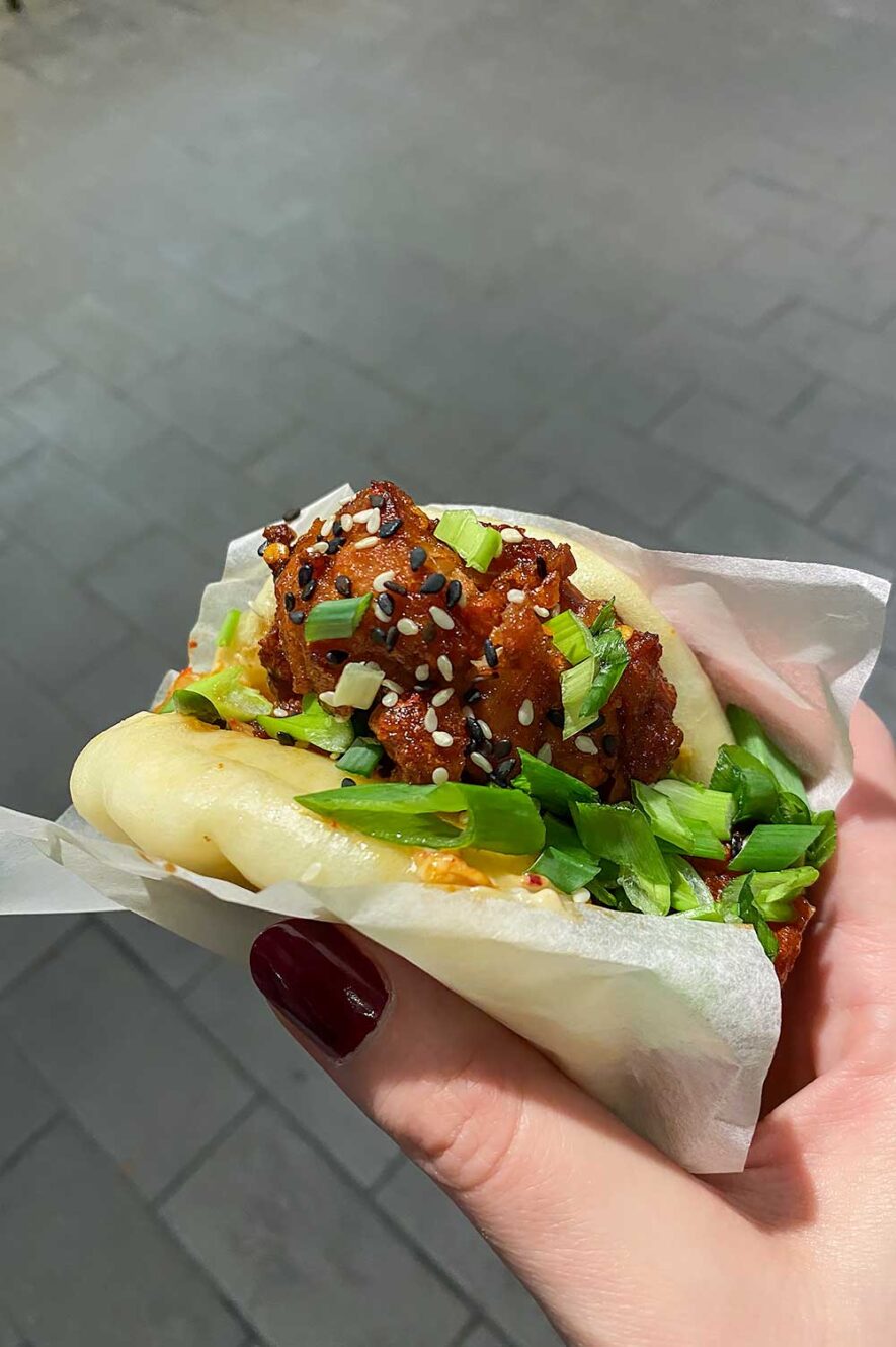 Heerlijke bao bun bij Baojaam in de Balti Jaama Turg markthal in Tallinn