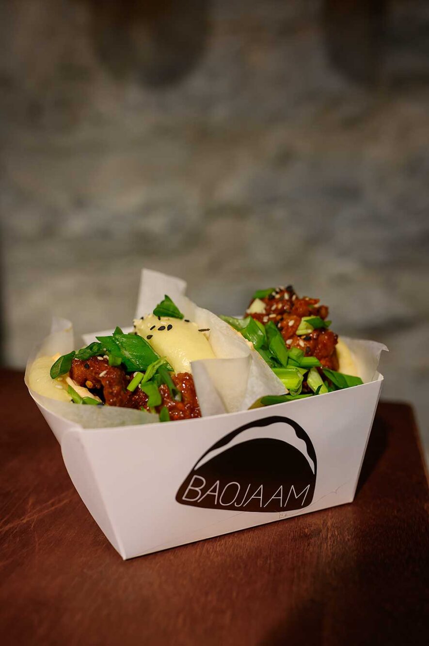 Heerlijke bao bun bij Baojaam in de Balti Jaama Turg markthal in Tallinn