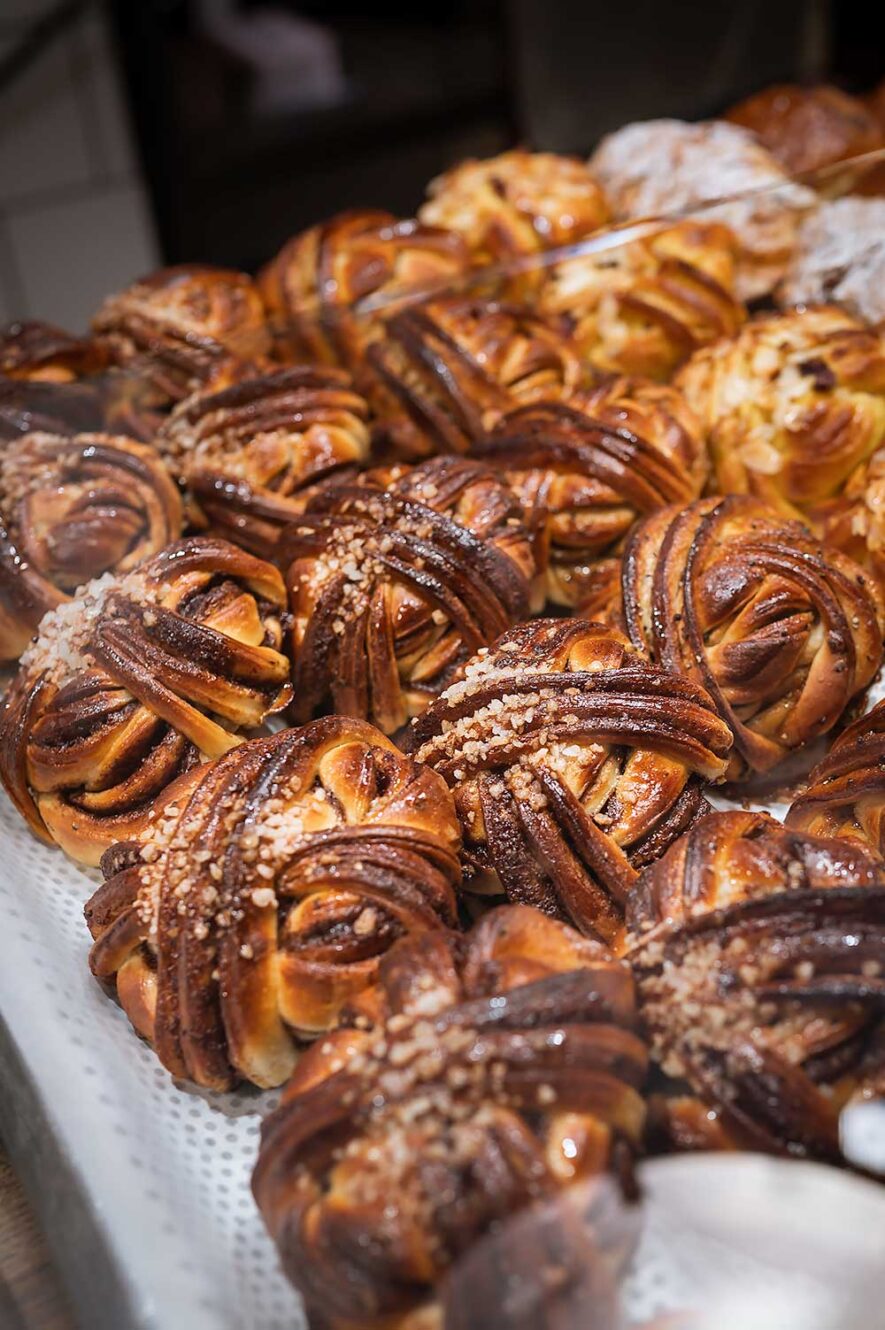 Røst Bakery in het Rotermann Quarter voor de lekkerste kaneelbroodjes van Tallinn, Estland