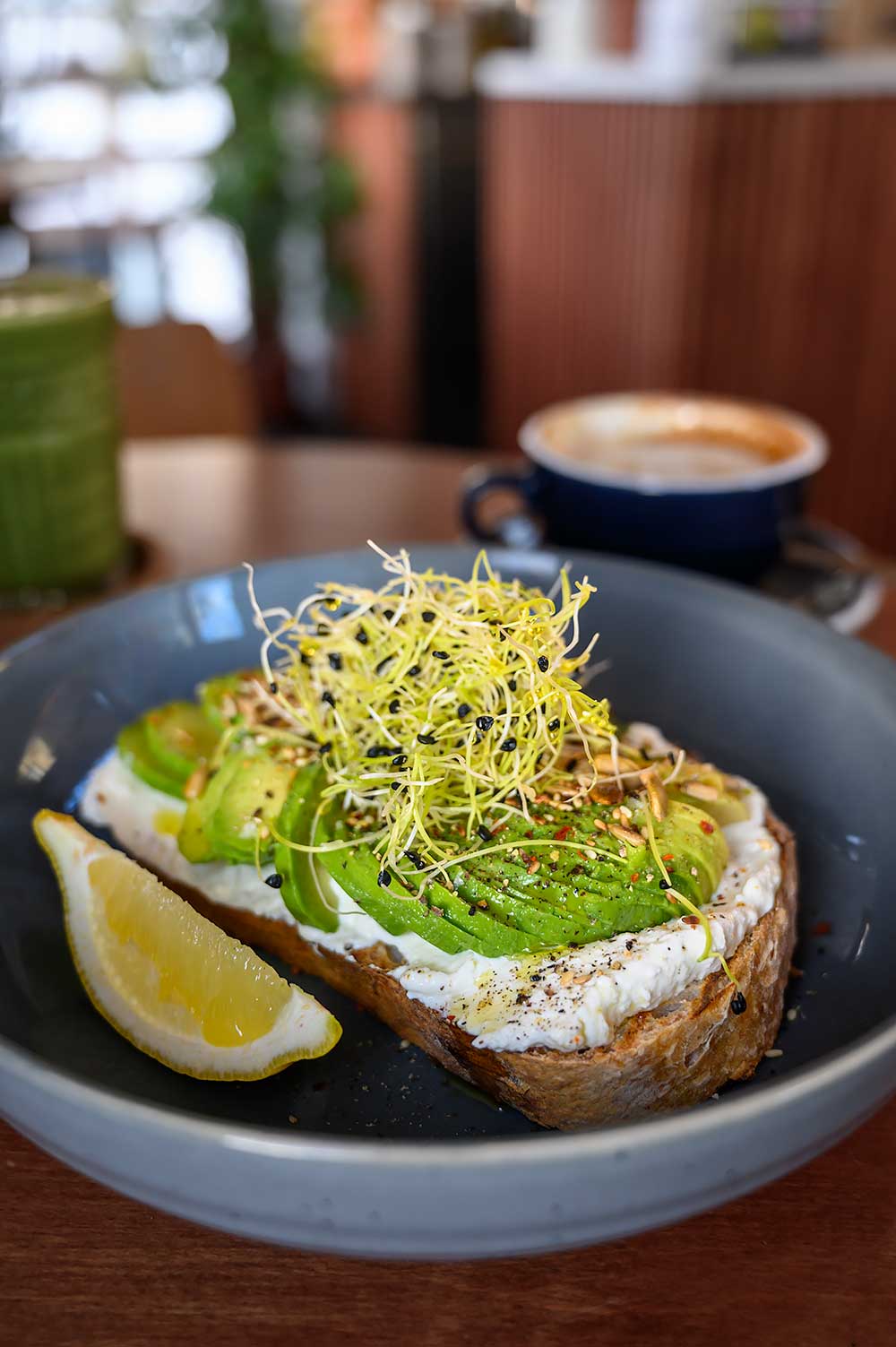 Värav Coffee and Toast in Tallinn, een van de leukste cafés voor ontbijt en koffie.