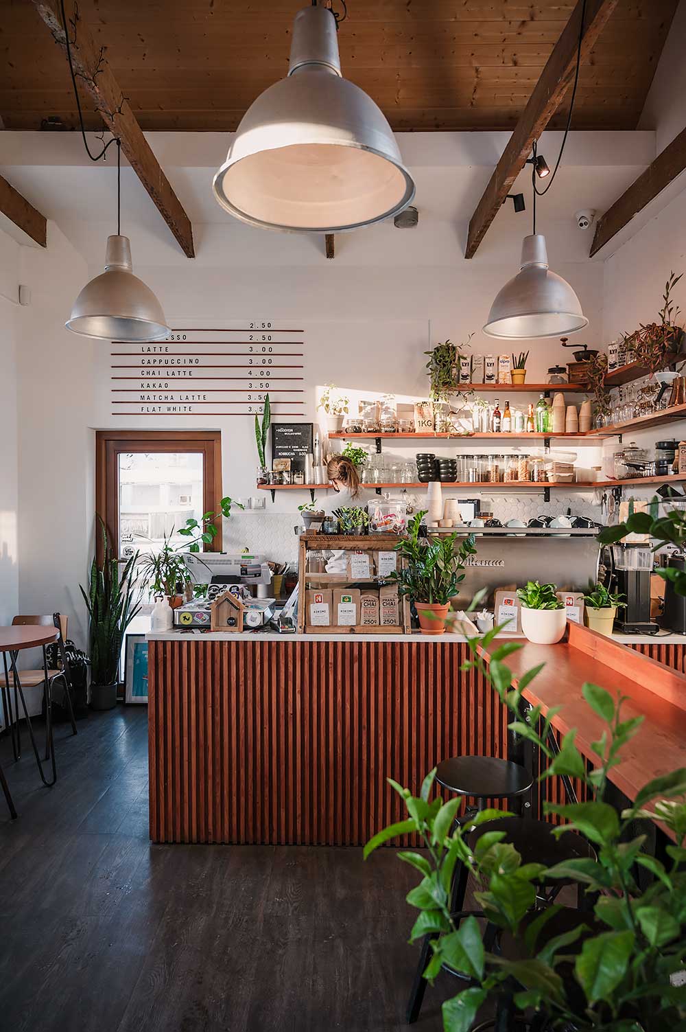 Värav Coffee and Toast in Tallinn, een van de leukste cafés voor ontbijt en koffie. Avocado toast en cappuccino.