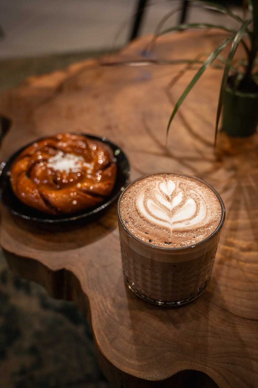 Warme chocolademelk en een kaneelbroodje bij Kiosk No 2, een gezellig cafe in Tallinn dat ook hele goede koffie heeft.