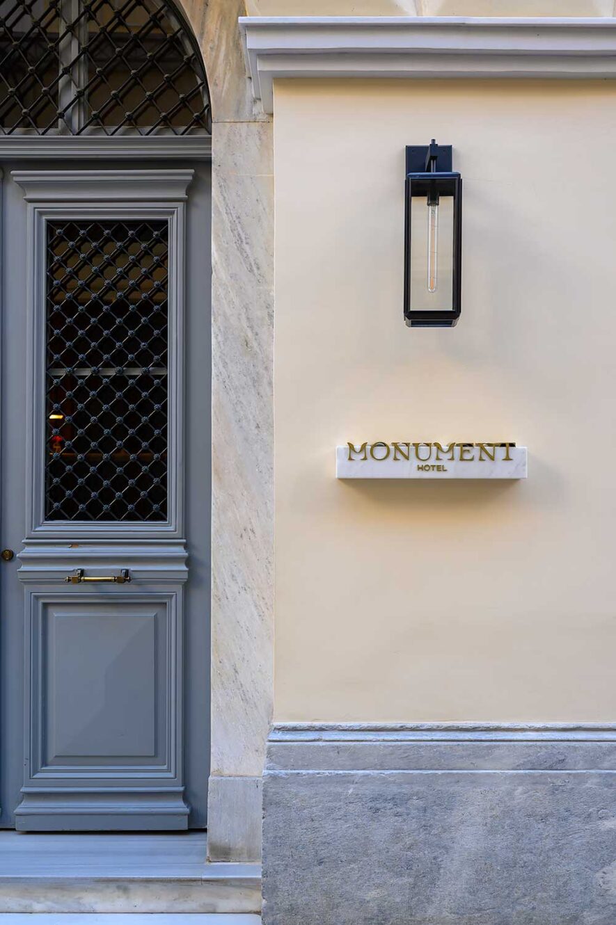 Ingang - deur en bordje - bij hotel Monument in Athene