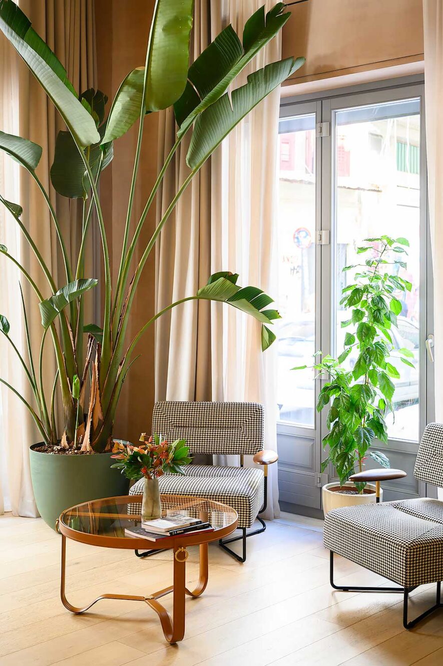 De woonkamer / lobby van Monument Hotel Athens, een van de mooiste, luxe boutique hotels in Athene