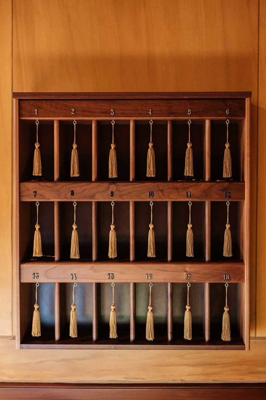 Sleutels achter de receptie van Monument Hotel Athens, een van de mooiste, luxe boutique hotels in Athene