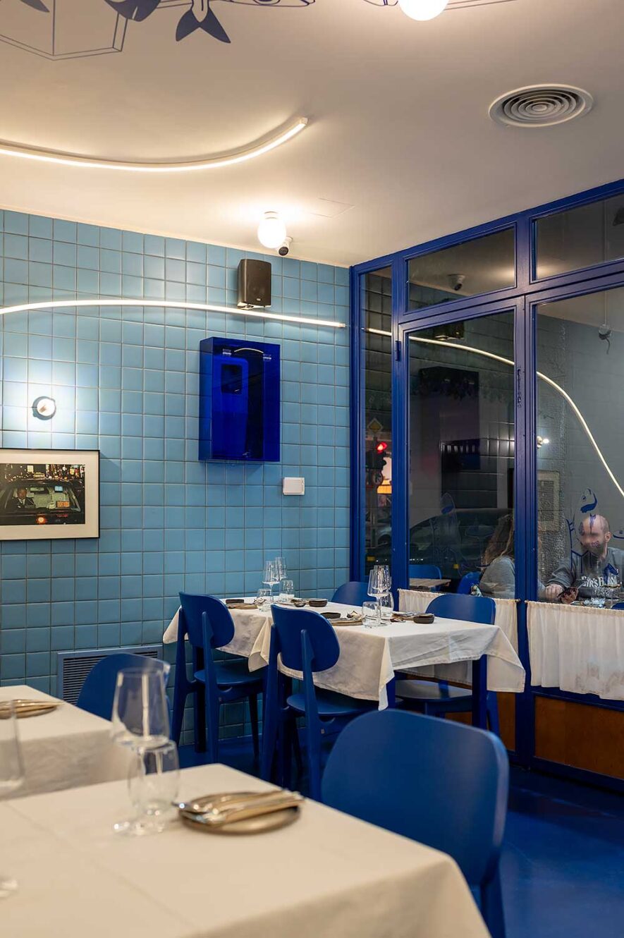 Modern visrestaurant Manu in Athene met blauw en wit interieur