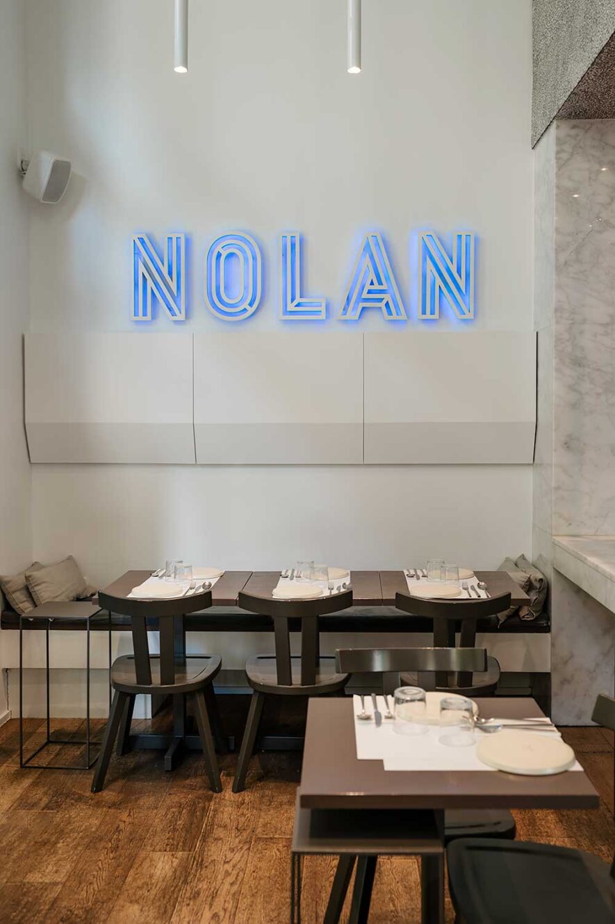 Het interieur van restaurant Nolan, een van de beste modern restaurants om lekker te eten in Athene