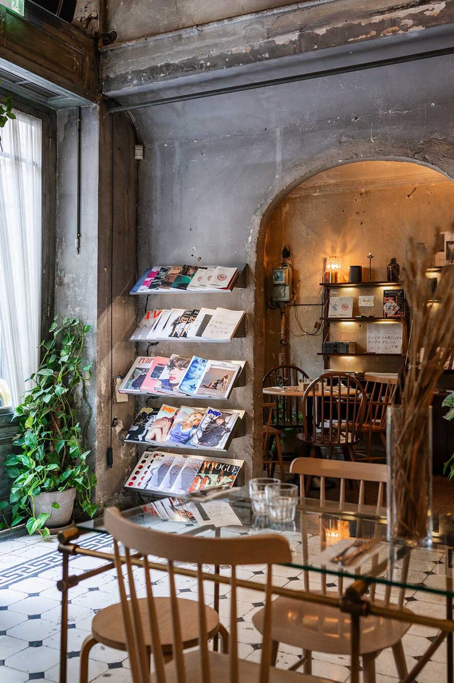 Interieur van Philos Athens, een goed restaurant voor brunch of lunch in Athene, Griekenland