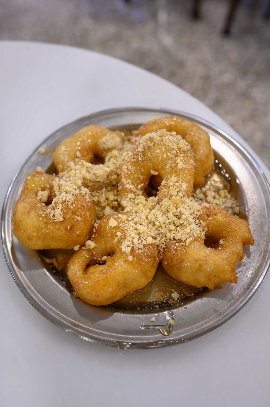 Krinos voor de originele loukoumades, griekse donuts in Athene