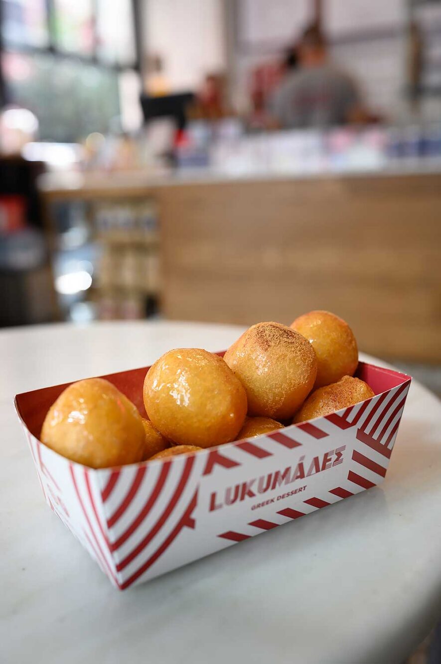 Lukumades voor de moderne versie van de griekse donuts loukoumades in Athene