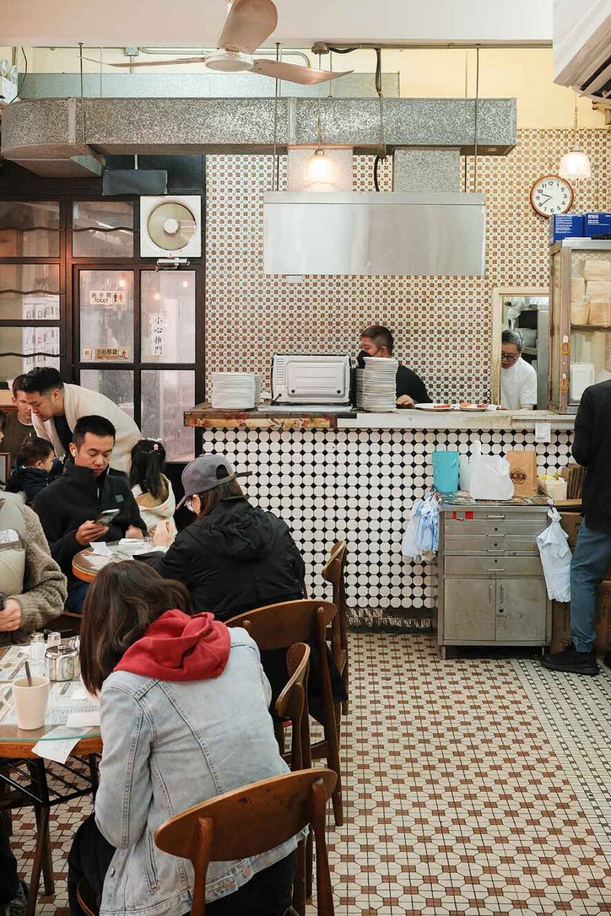 Cheung Hing Coffee Shop in Hong Kong. Een traditionele Cha Chaan Teng met de beste pineapple buns. 