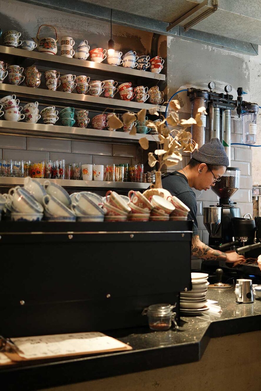 Chinese kopjes bij Halfway Coffee, een van de beste koffietentjes in Central Hong Kong
