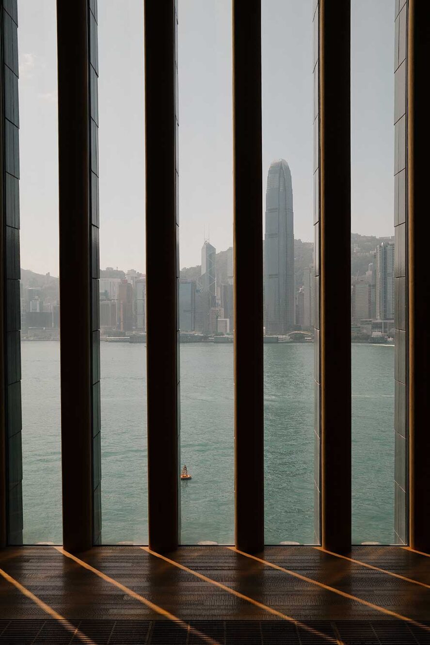 Uitzicht door het raam bij M+ moderne kunst museum in West Kowloon, Hong Kong