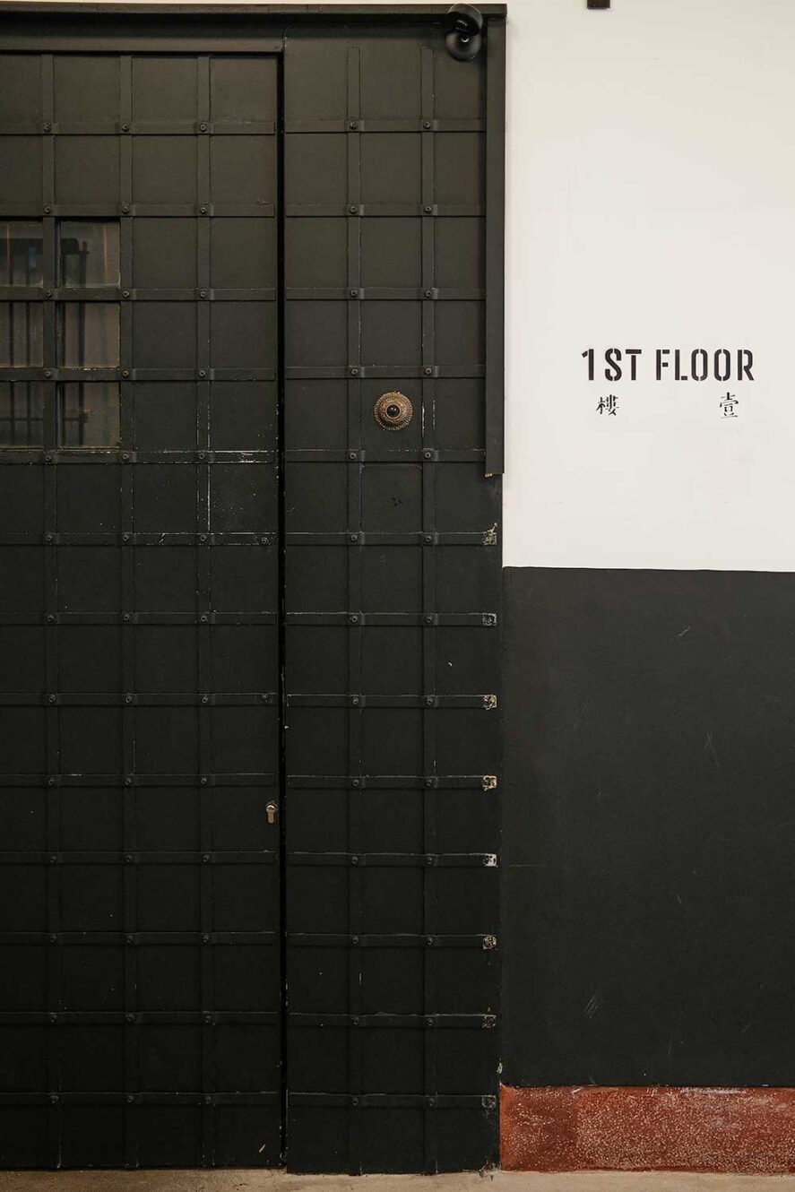 Deur naar de verborgen speakeasy bar 001 in Hong Kong