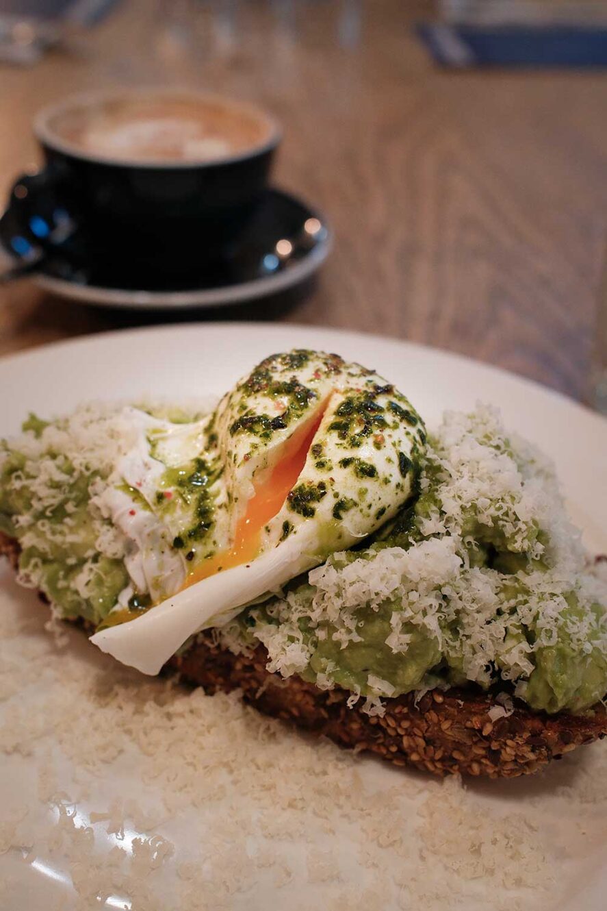 Avocado en poached ei voor ontbijt bij Bakehouse in Wan Chai