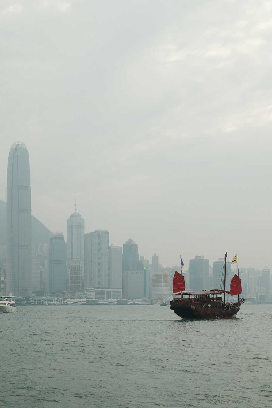 Acqua Luna boot en de skyline van Hong Kong Island gezien vanaf de Avenue of Stars